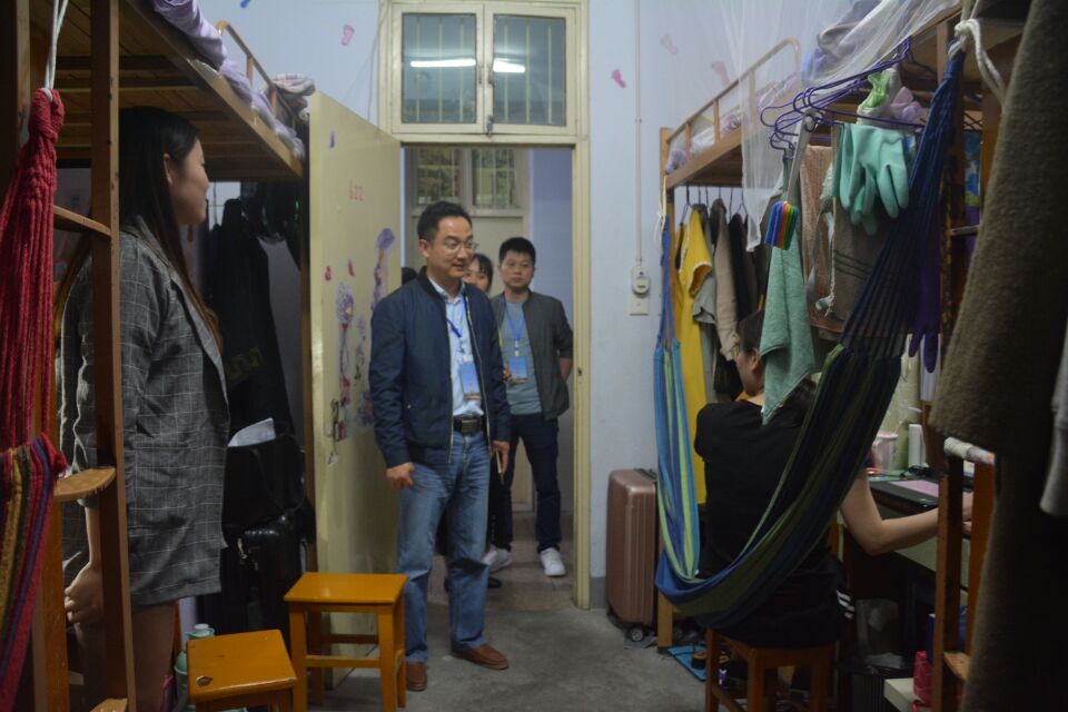 永利yl23411官网领导老师走访毕业生宿舍