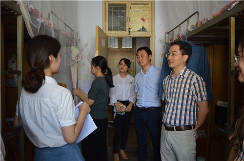 永利官网领导老师走访毕业生宿舍