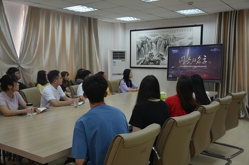 永利yl23411官网组织师生观看2019年最美高校辅导员、大学生发布仪式