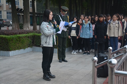 永利yl23411官网组织学生参加升国旗仪式
