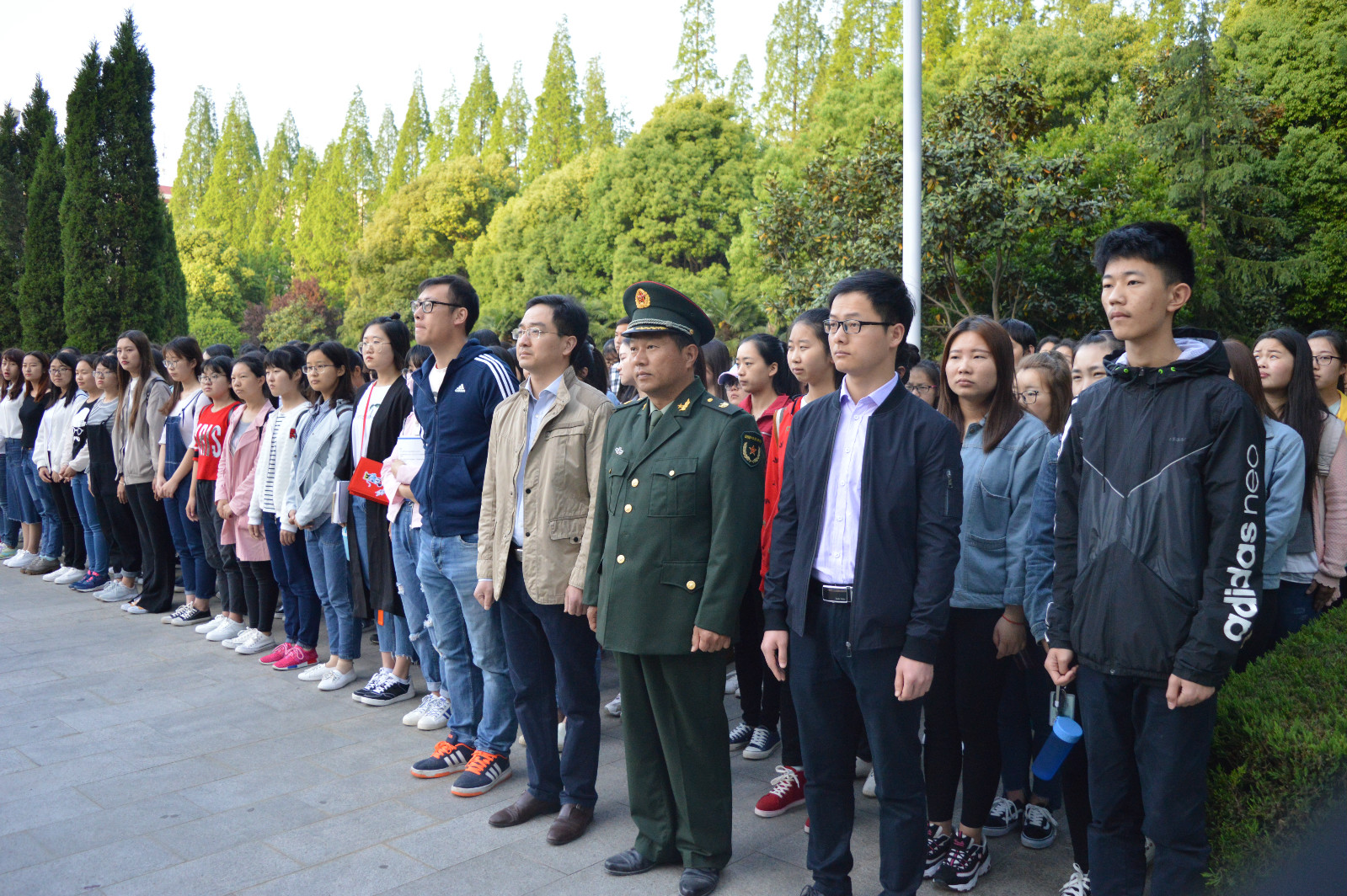 永利yl23411官网组织学生参加升国旗仪式