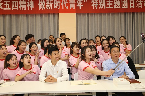 永利yl23411官网2017级翻译1班团支部举行“传承五四精神 做新时代青年”特别主题团日活动