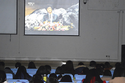 永利yl23411官网组织学生观看2015年《感动中国》颁奖晚会