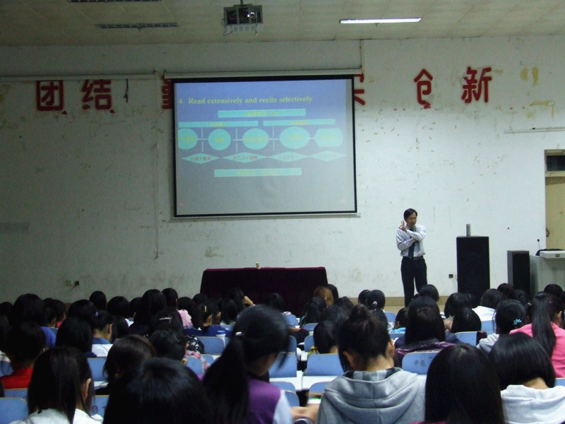 永利yl23411官网举办新生入学教育第二讲“我的外语梦”