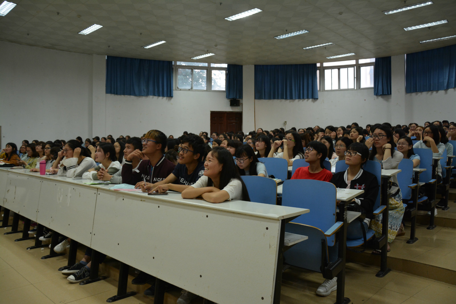 永利官网组织学生观看心理影片《美丽人生》